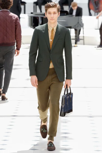 Look 15